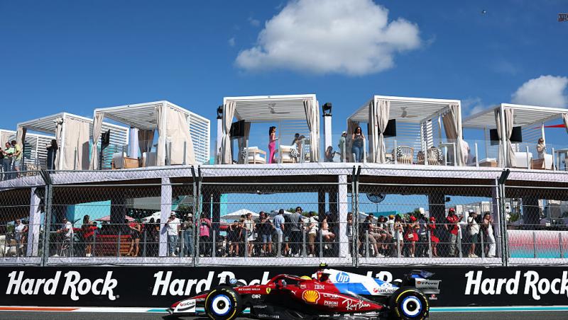 Ce ținută atent aleasă a purtat Lewis Hamilton la Met Gala 2025. Evenimentul a avut loc după Marele Premiu de la Miami