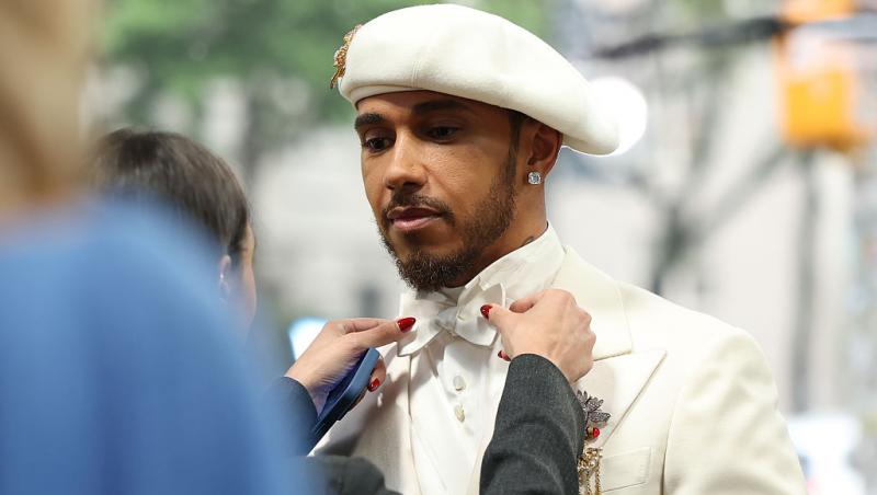 Ce ținută atent aleasă a purtat Lewis Hamilton la Met Gala 2025. Evenimentul a avut loc după Marele Premiu de la Miami