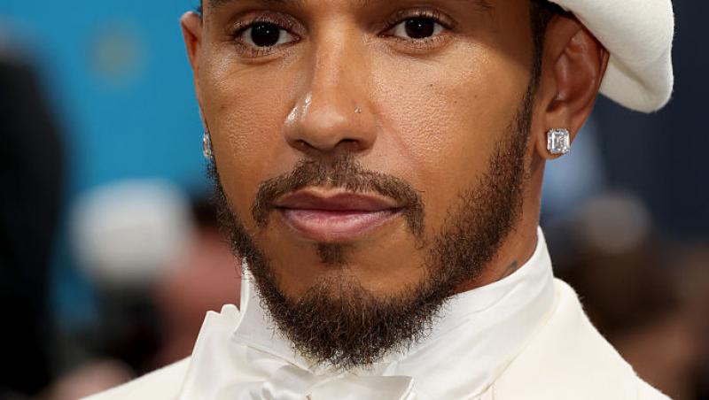 Ce ținută atent aleasă a purtat Lewis Hamilton la Met Gala 2025. Evenimentul a avut loc după Marele Premiu de la Miami