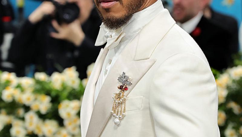 Ce ținută atent aleasă a purtat Lewis Hamilton la Met Gala 2025. Evenimentul a avut loc după Marele Premiu de la Miami