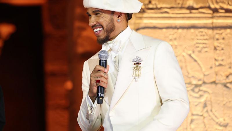 Ce ținută atent aleasă a purtat Lewis Hamilton la Met Gala 2025. Evenimentul a avut loc după Marele Premiu de la Miami