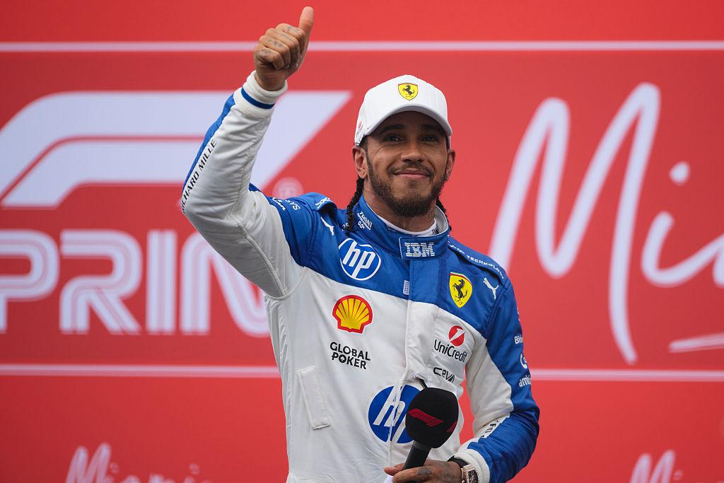 Ce ținută atent aleasă a purtat Lewis Hamilton la Met Gala 2025. Evenimentul a avut loc după Marele Premiu de la Miami