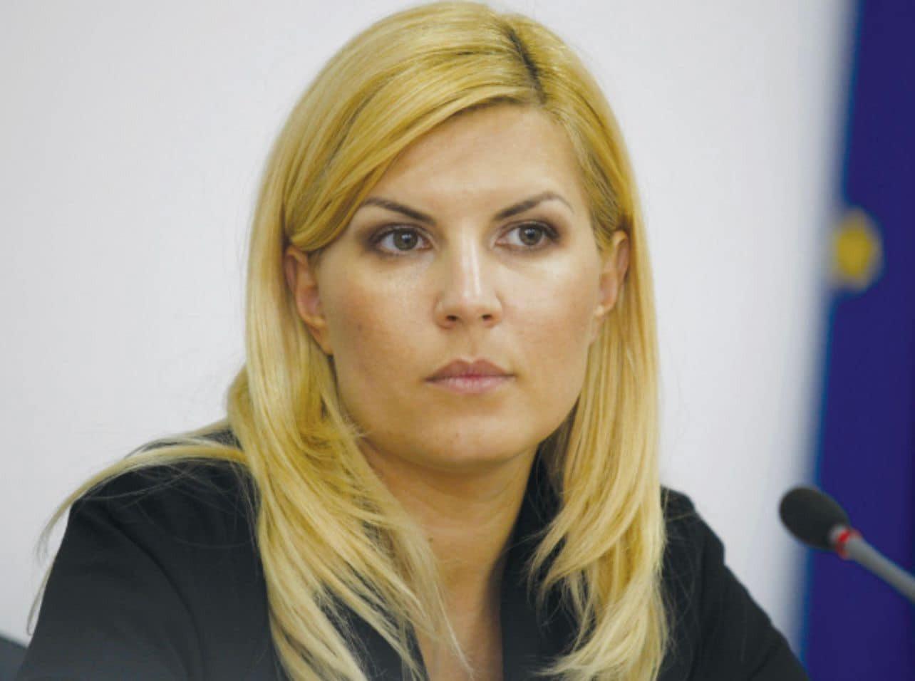 Elena Udrea îmbrăcată într-o ținută neagră