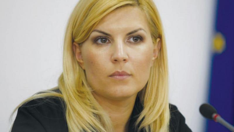 Elena Udrea îmbrăcată într-o ținută neagră