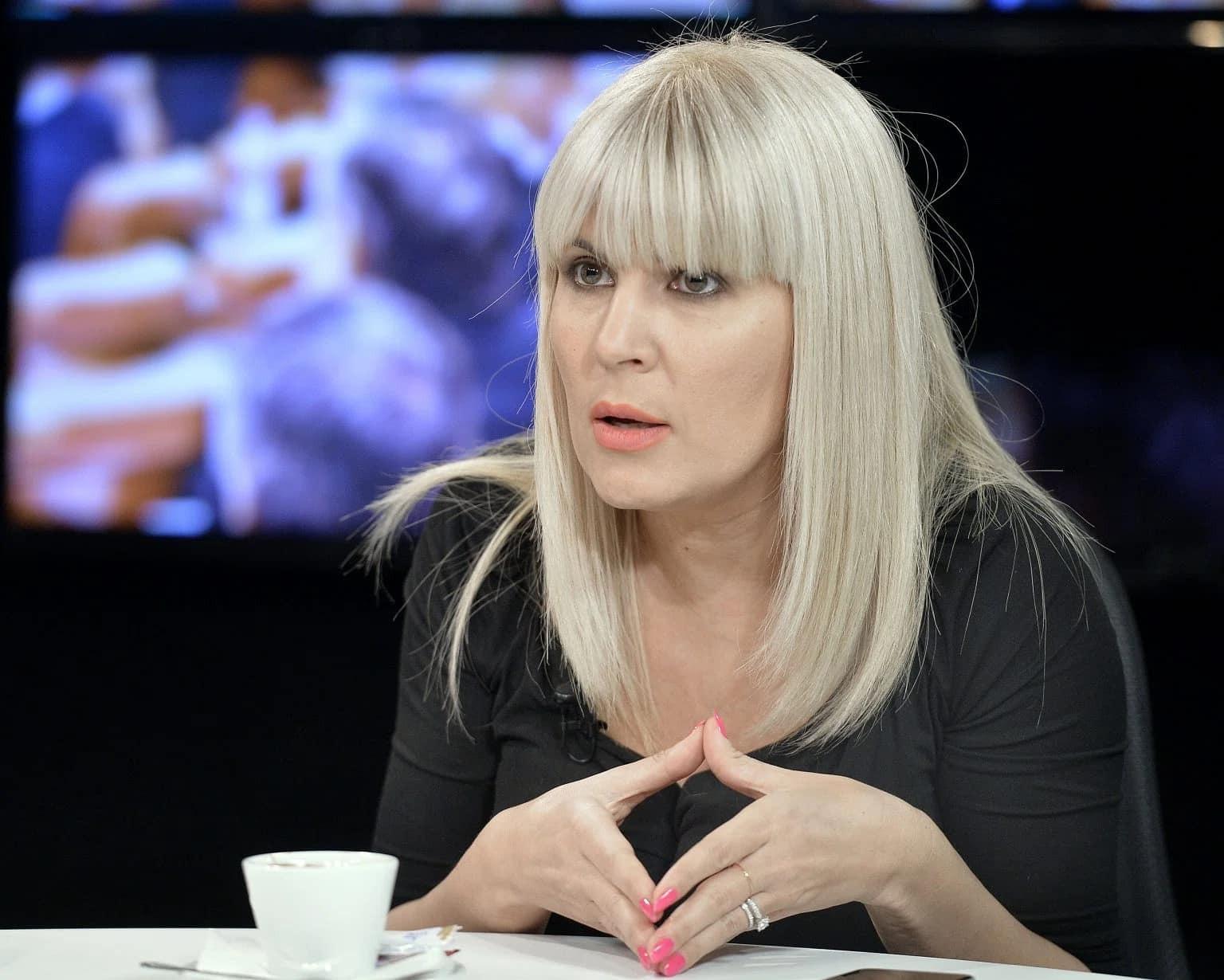 Elena Udrea îmbrăcată într-o ținută neagră, vorbind