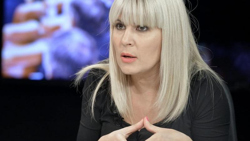 Elena Udrea îmbrăcată într-o ținută neagră, vorbind