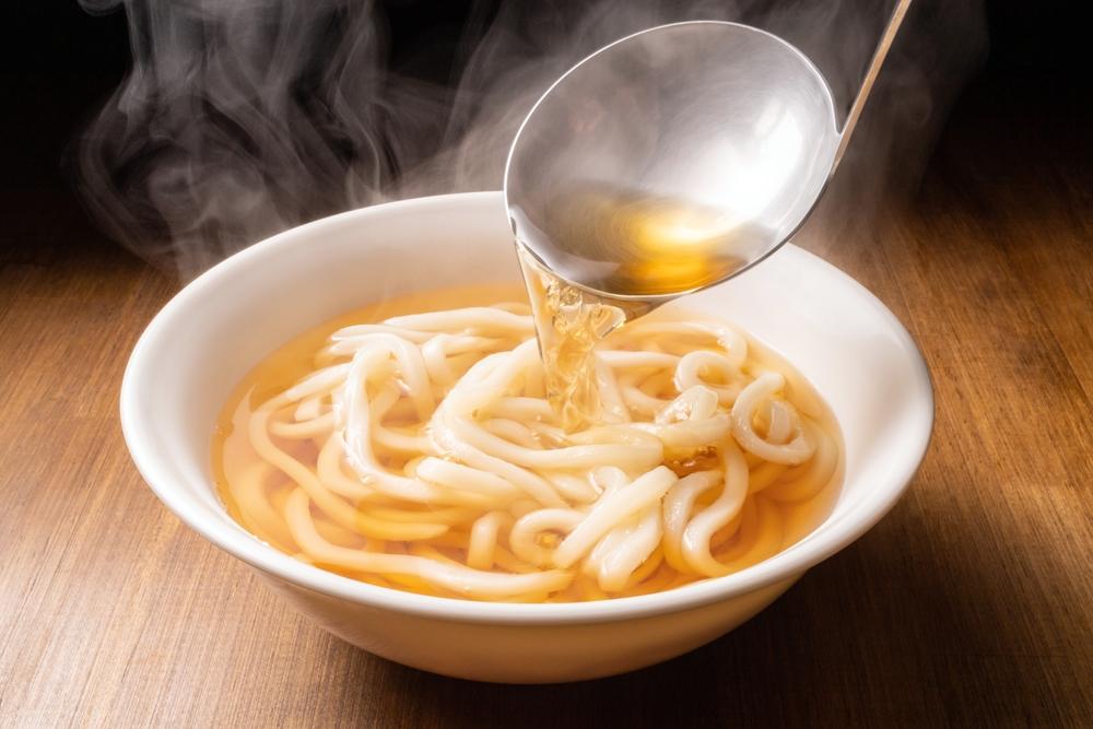 Tăiețeii udon se consumă cu sosuri și supe.