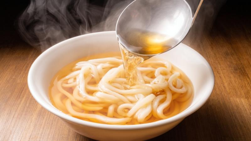 Tăiețeii udon se consumă cu sosuri și supe.