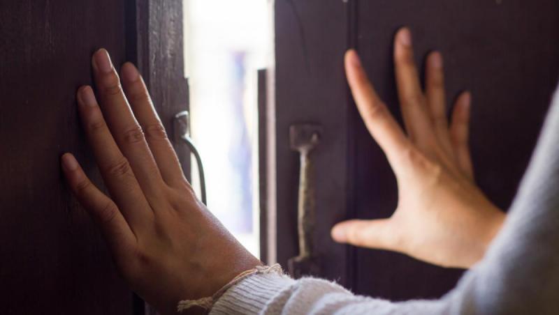 imagine cu o femeie care deschide niste usi