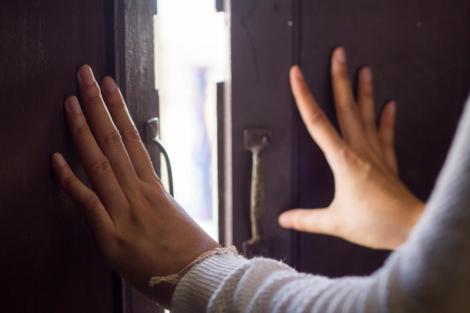 Un băiat a descoperit în casa familiei o cameră secretă și când a deschis-o a rămas mut de uimire. Peste ce a putut să dea
