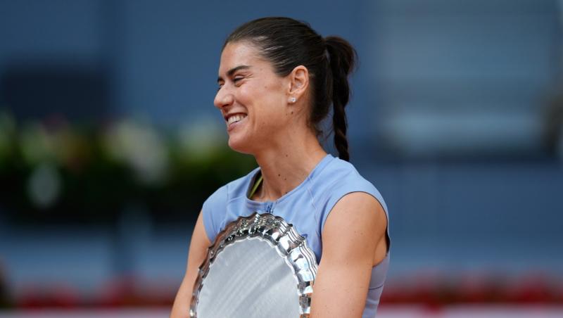 Sorana Cîrstea reacționează cu trofeul câștigat de Anna Kalinskaya din Rusia împotriva Elisei Mertens din Belgia și Veronika Kudermetova din Rusia în finala de dublu feminin a turneului Mutua Madrid Open 2025 - WTA 1000