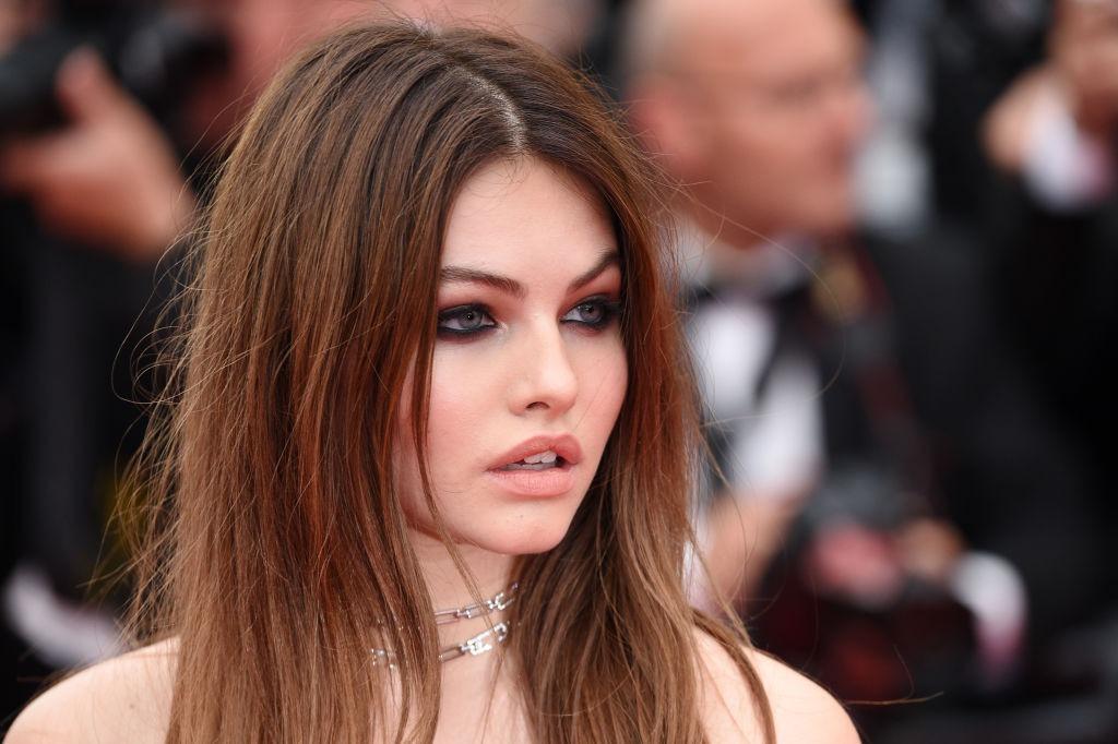 Thylane Blondeau purtând un machiaj smokey-eyes și lănțișoare strălucitoare
