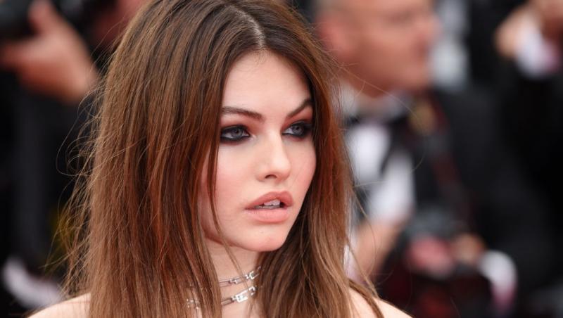 Thylane Blondeau purtând un machiaj smokey-eyes și lănțișoare strălucitoare