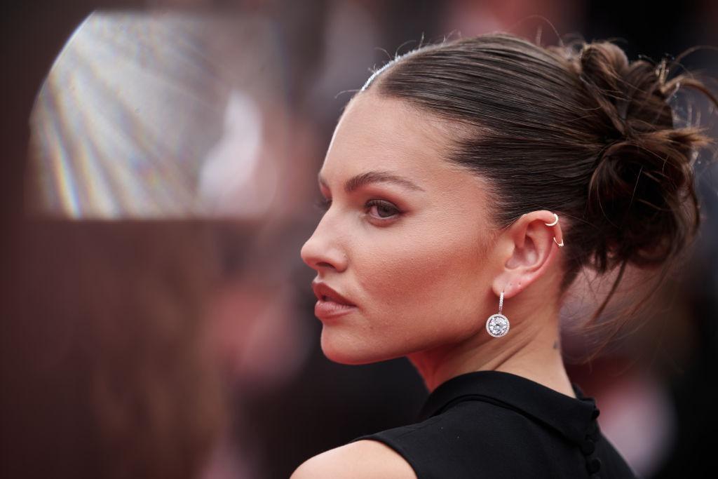 Thylane Blondeau îmbrăcată într-o rochie neagră elegantă, fără mâneci