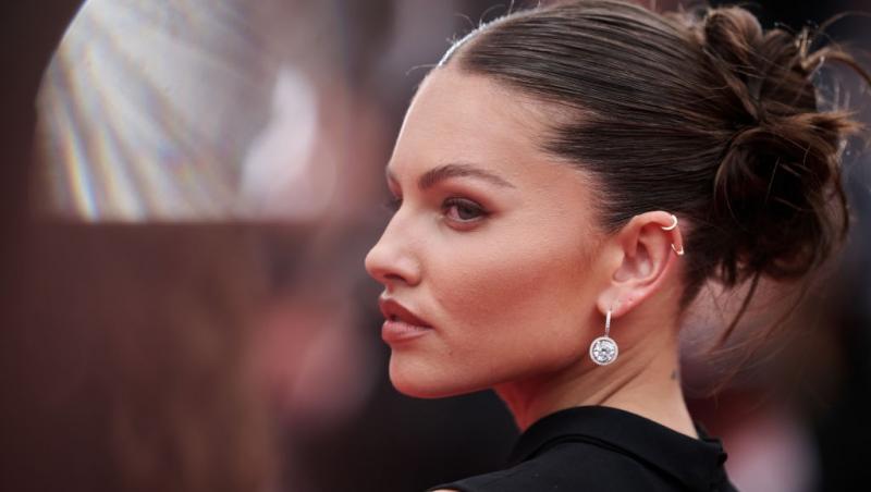 Thylane Blondeau îmbrăcată într-o rochie neagră elegantă, fără mâneci