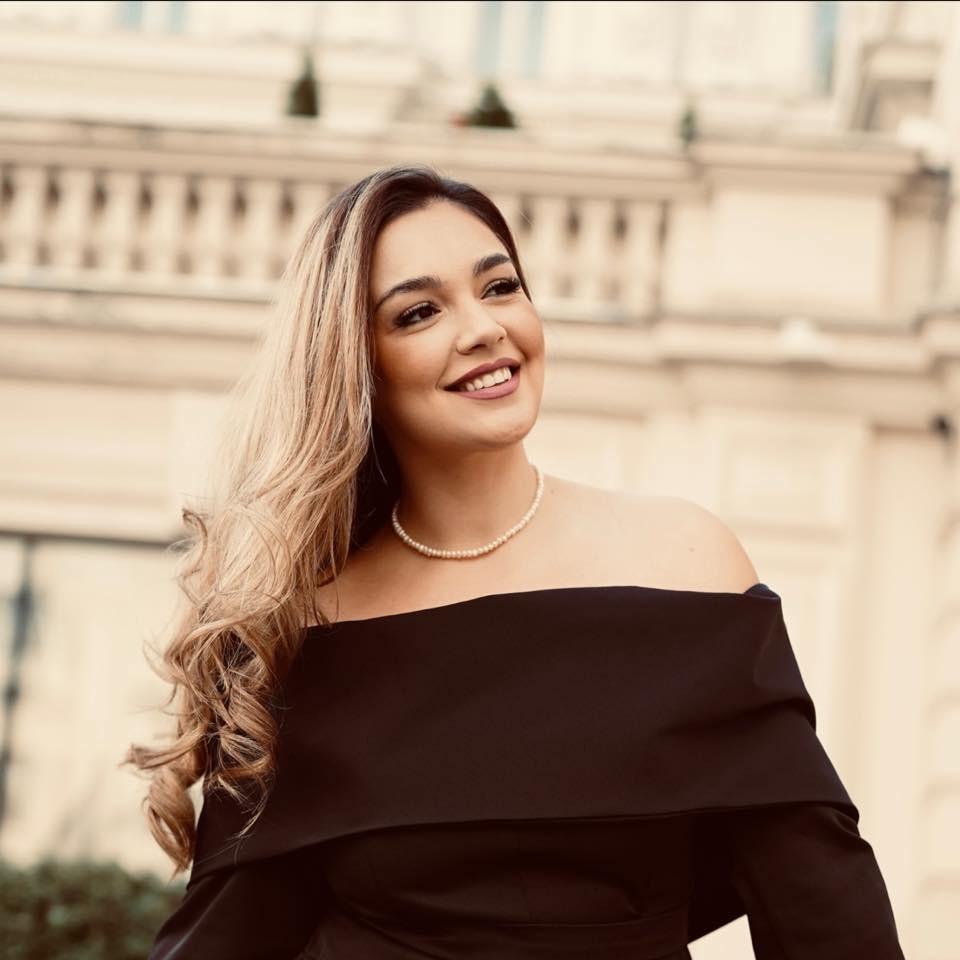 Ilinca Simion îmbrăcată într-o rochie neagră elegantă