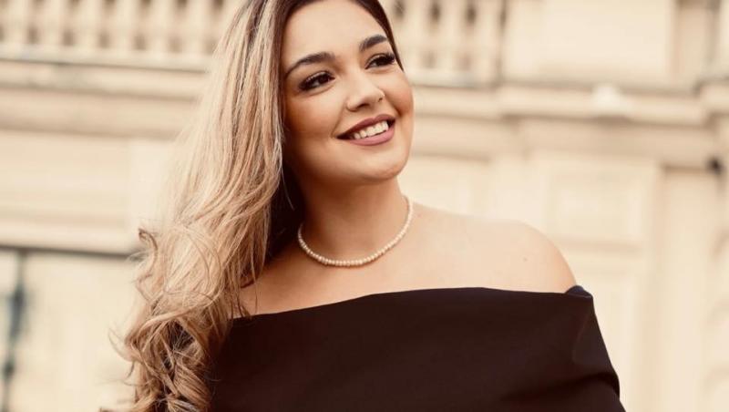 Ilinca Simion îmbrăcată într-o rochie neagră elegantă