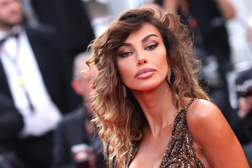 Mădălina Ghenea îmbrăcată într-o rochie strălucitoare, cu paiete
