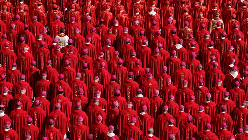 cardinali imbracati in rosu