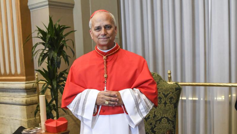 robert prevost cu mainile incrucisate