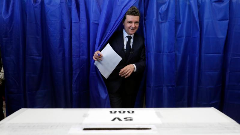 Ținuta discretă pe care a ales-o Mirabela Grădinaru, partenera lui Nicușor Dan, la dezbaterea prezidențială de pe 8 mai