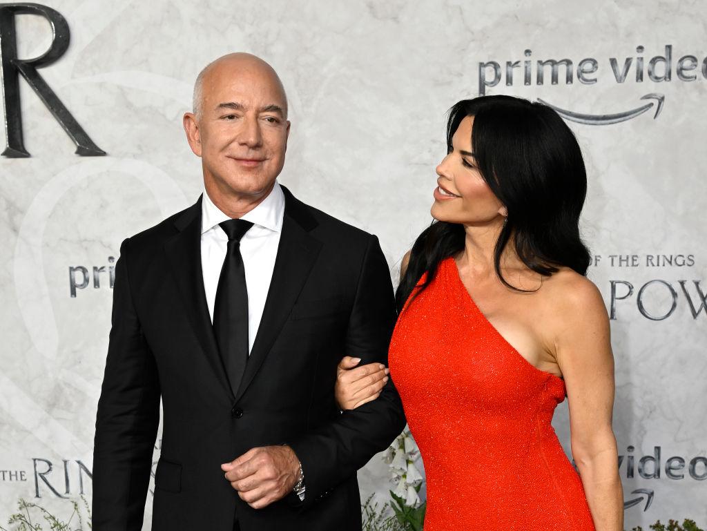 jeff bezos si lauren sanchez, la brat, la un eveniment monden