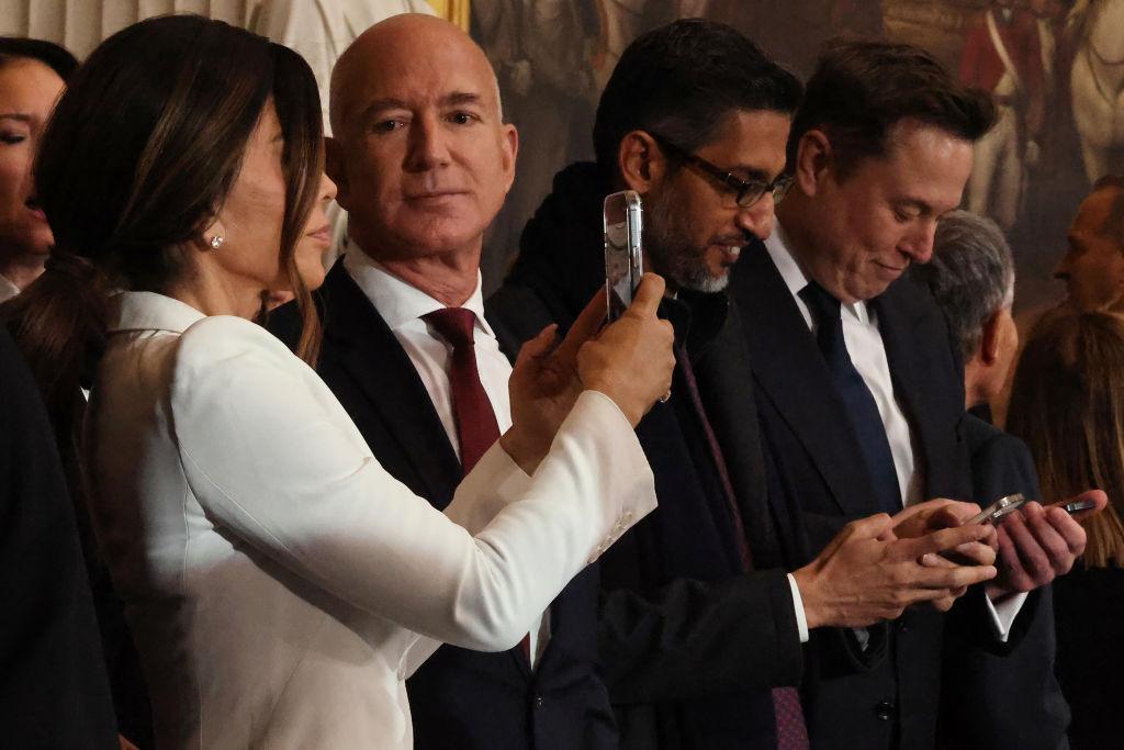 Jeff Bezos îmbrăcat elegant în timp ce o privește tandru pe logodnica lui, Lauren Sanchez