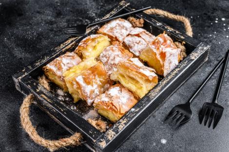 Bougatsa, plăcinta grecească cu griș și vanilie sau cu cremă, un desert tradițional grecesc delicios
