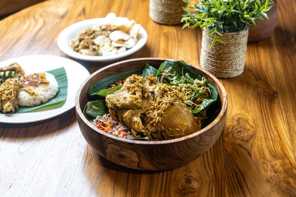Ayam betutu, Indonezia. Popular pe insulele indoneziene Bali și Lombok,