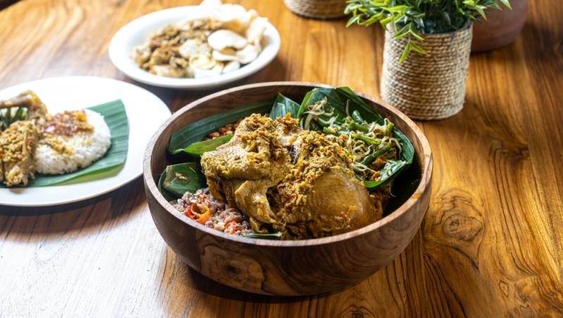 Ayam betutu, Indonezia. Popular pe insulele indoneziene Bali și Lombok,