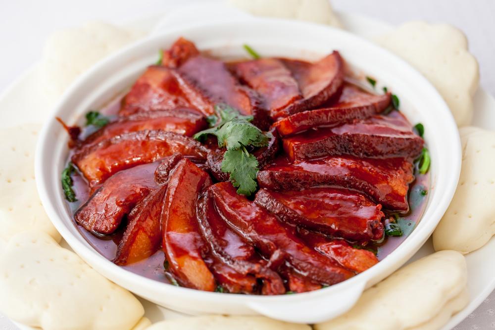 Burtă înăbușită Mao, cunoscută și sub numele de "Mao Shi Hong Shao Rou", este un fel de mâncare emblematic din bucătăria chineză