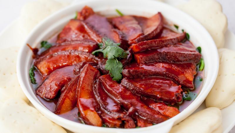 Burtă înăbușită Mao, cunoscută și sub numele de "Mao Shi Hong Shao Rou", este un fel de mâncare emblematic din bucătăria chineză