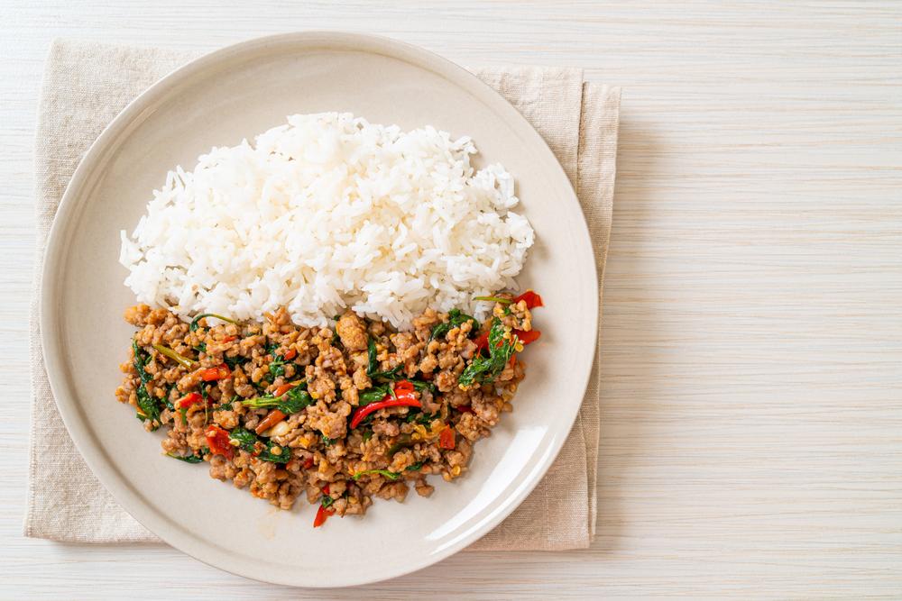 Pad Ka Prao este un preparat clasic din bucătăria de stradă thailandeză