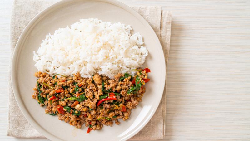 Pad Ka Prao este un preparat clasic din bucătăria de stradă thailandeză