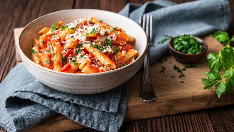 Penne all'Arrabbiata este renumită pentru gustul său iute și aromat, datorită utilizării generoase de ardei iute și usturoi.