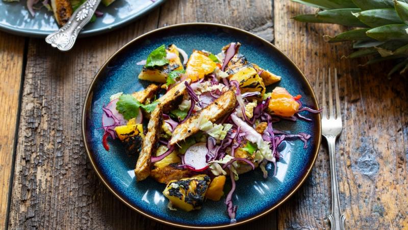 Jerk de pui/porc, Jamaica. Este adesea servit alături de garnituri tradiționale jamaicane, cum ar fi orez și mazăre (rice and peas), pâine de porumb (cornbread) sau legume la grătar.