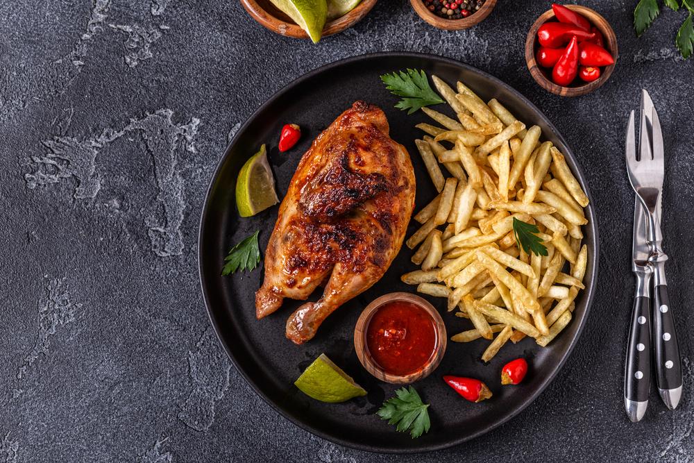 Puiul Piri-Piri este un preparat delicios și picant care își are originile în bucătăria portugheză și africană