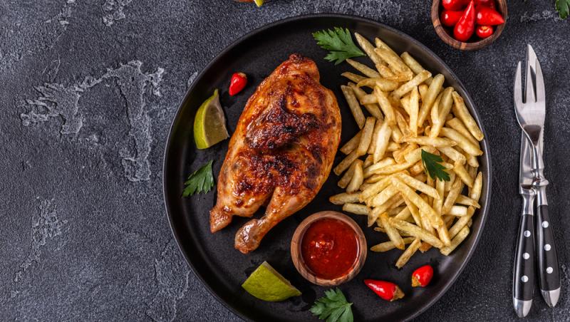 Puiul Piri-Piri este un preparat delicios și picant care își are originile în bucătăria portugheză și africană