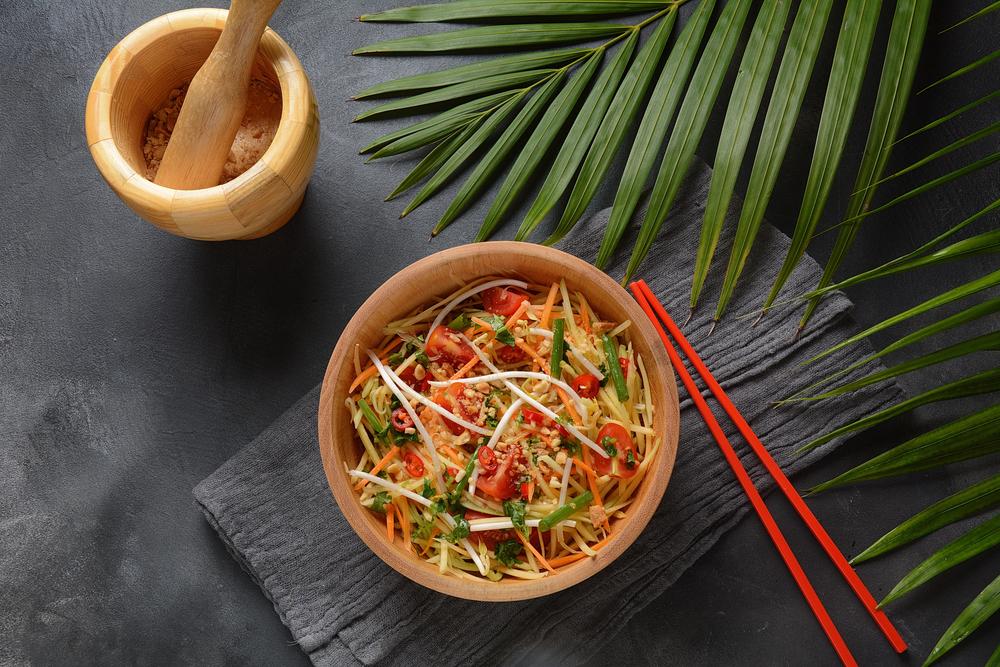 Som Tam, cunoscută și sub numele de "salată de papaya verde", este un preparat tradițional thailandez