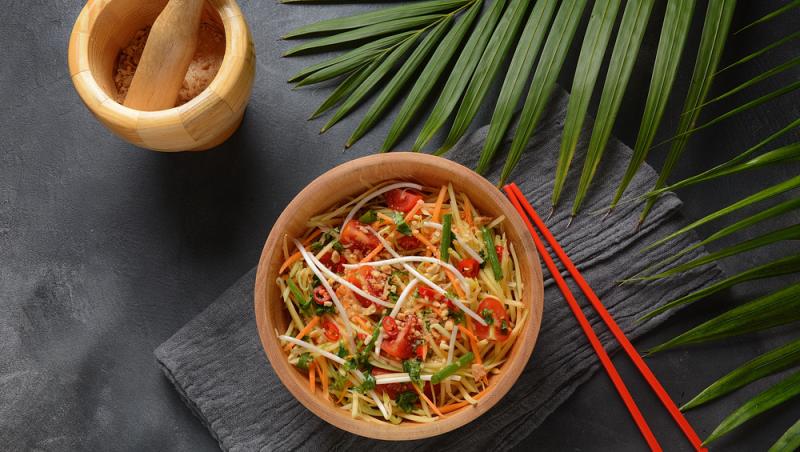 Som Tam, cunoscută și sub numele de "salată de papaya verde", este un preparat tradițional thailandez