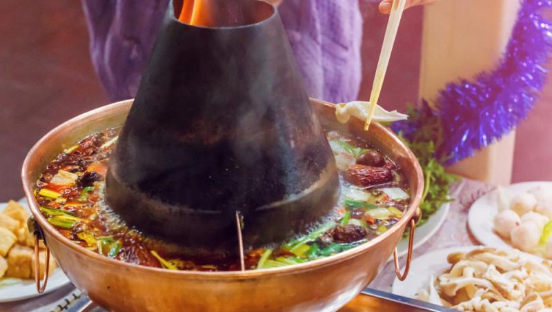 ”Tigaie picantă” Sichuan, China. Este un fel de mâncare deosebit de popular în întâlnirile de familie și prietenii