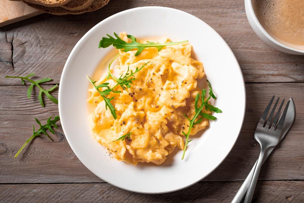 Ouă bătute perfect pentru o omletă pufoasă. Ce să pui &icirc;n compoziție pentru un mic-dejun delicios