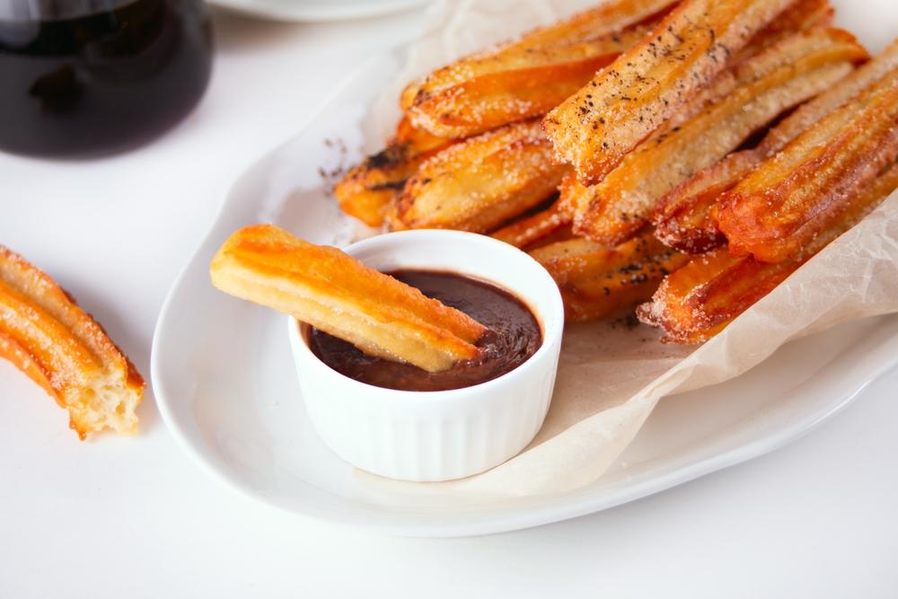 Churros, rețeta de gogoși spaniole, batoane crocante, aurii cu sos de ciocolată