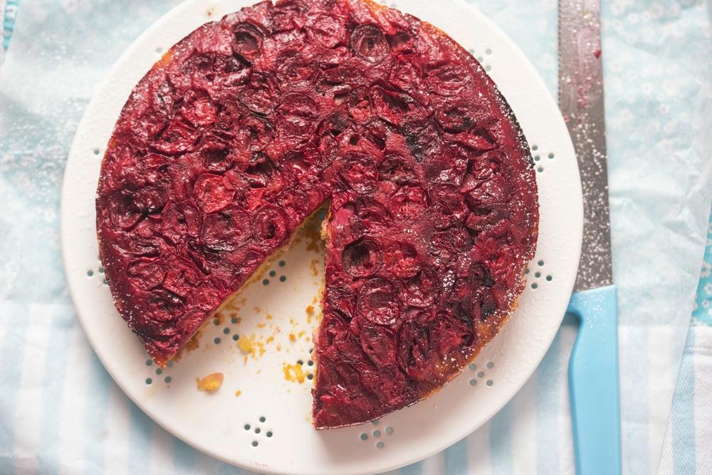 Prăjitură cu cireșe răsturnată. Ce să adaugi pentru un desert delicos