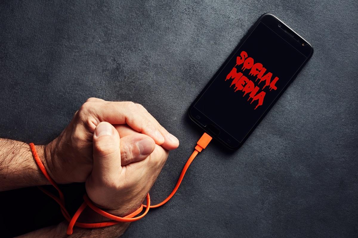 Cine sunt românii dependenți de TikTok și Facebook. Profilul consumatorilor care petrec cel mai mult timp online