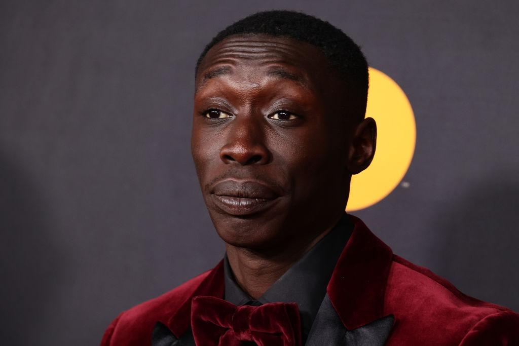 Khaby Lame îmbrăcat cu un sacou roșu catifelat