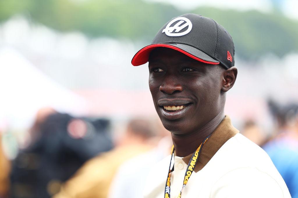 Khaby Lame îmbrăcat cu un tricou alb, accesorizat cu o șapcă neagră