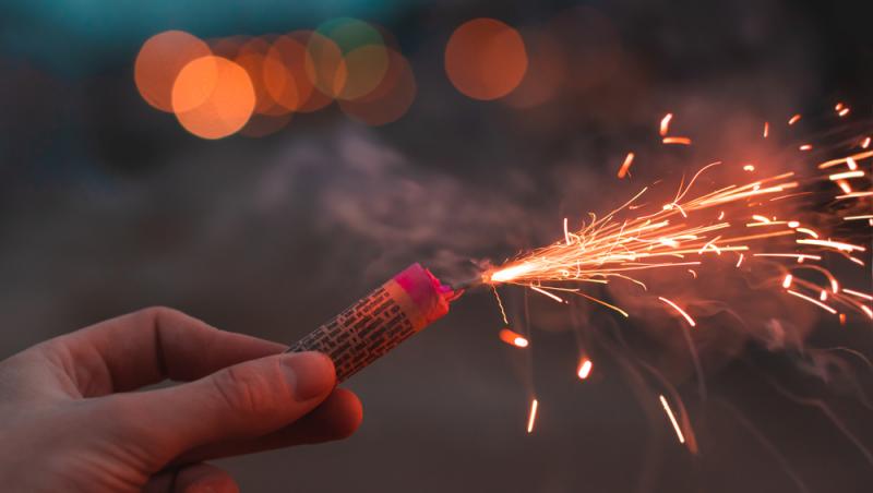 Pedepse mai aspre pentru cei care vând și folosesc ilegal petarde și artificii. Legea a fost promulgată de Nicușor Dan