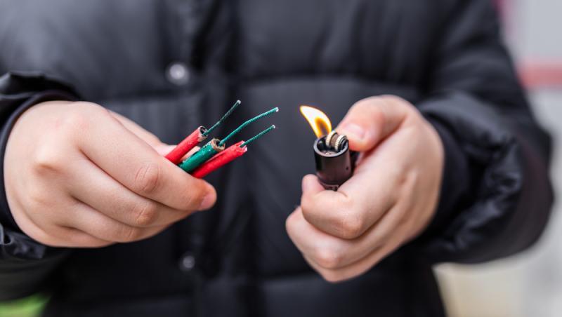 Pedepse mai aspre pentru cei care vând și folosesc ilegal petarde și artificii. Legea a fost promulgată de Nicușor Dan