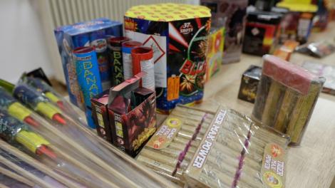 Pedepse mai aspre pentru cei care vând și folosesc ilegal petarde și artificii. Legea a fost promulgată de Nicușor Dan